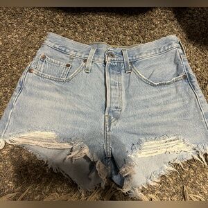 Women’s light wash levi shorts